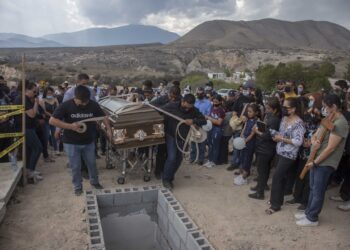 NO CABEN MÁS FLORES EN LA TUMBA DE DEBANHI ESCOBAR