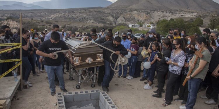 NO CABEN MÁS FLORES EN LA TUMBA DE DEBANHI ESCOBAR
