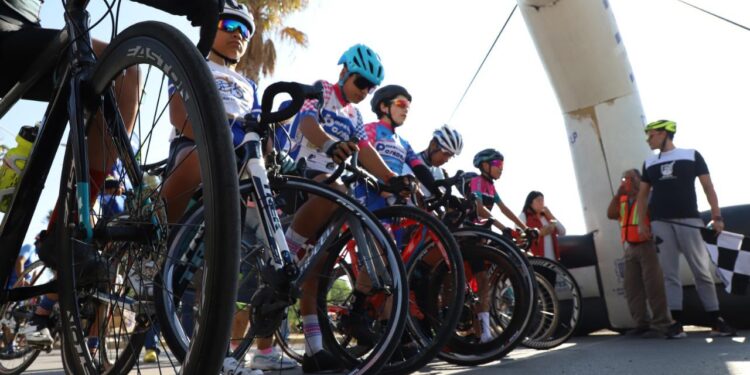DAN BANDERAZO DE SALIDA AL GRAN PREMIO CICLISTA LA PILA
