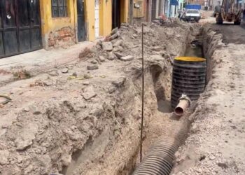 SUPERVISAN OBRA DE ALCANTARILLADO Y DRENAJE EN EL BARRIO DE SAN SEBASTIAN