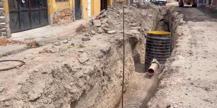 SUPERVISAN OBRA DE ALCANTARILLADO Y DRENAJE EN EL BARRIO DE SAN SEBASTIAN