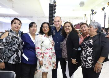 FESTEJA ALCALDE A LAS MADRES TRABAJADORAS DEL MUNICIPIO