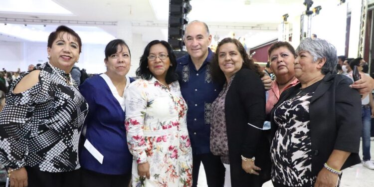 FESTEJA ALCALDE A LAS MADRES TRABAJADORAS DEL MUNICIPIO