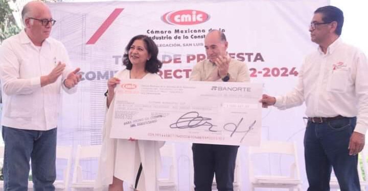 CÁMARA DE LA CONSTRUCCIÓN DONA AL DIF MUNICIPAL 1 MILLÓN 200 MIL PESOS