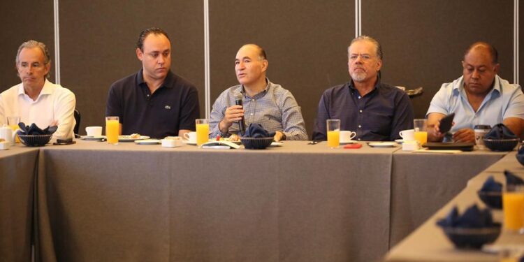 SE REUNE ALCALDE CON CONSTRUCTORES POTOSINOS PARA IMPULSAR LA VIVIENDA