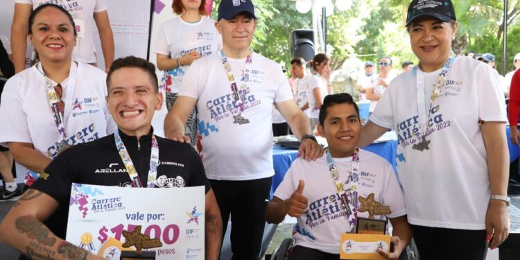 GRAN CONVIVENCIA DEPORTIVA DURANTE LA PRIMERA CARRERA MUNICIPAL POR LA FAMILIA