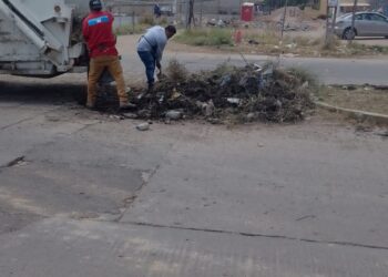 SERVICIOS MUNICIPALES DE SOLEDAD REALIZA LIMPIEZA DEL CANALÓN EN LA CARRETERA MATEHUALA.