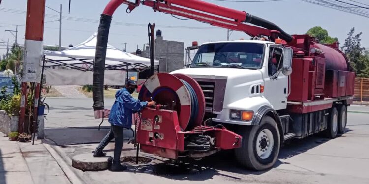 NEGOCIOS QUE TIREN BASURA EN ALCANTARILLAS SERÁN SANCIONADOS EN SOLEDAD