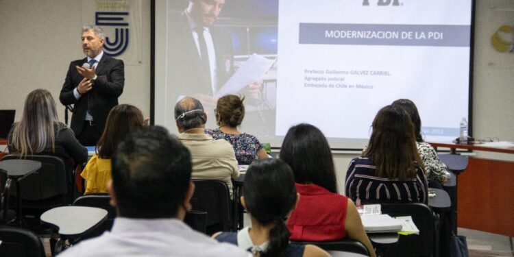 POLICIA CHILENO IMPARTE CONFERENCIA A POLICIAS CAPITALINOS