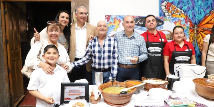 GALINDO PRESENTÓ LA GUÍA GASTRONÓMICA  EN PALACIO MUNICIPAL