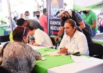 ￼LA ALCALDESA LEONOR NOYOLA ATENDIÓ A CIUDADANOS DE LA COLONIA LA CONSTANCIA