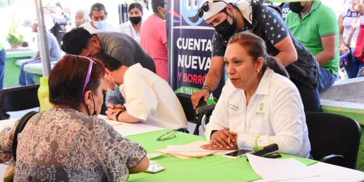 ￼LA ALCALDESA LEONOR NOYOLA ATENDIÓ A CIUDADANOS DE LA COLONIA LA CONSTANCIA