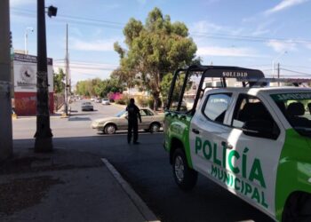 IMPLEMENTAN OPERATIVO VIAL EN LA LATERAL DE LA CARRETERA A RIOVERDE