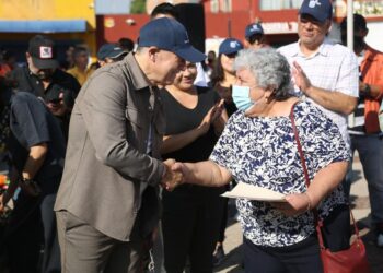 ALCALDE CAPITALINO RECORRE Y ATIENDE NECESIDADES EN LA COLONIA INDUSTRIAL AVIACIÓN￼
