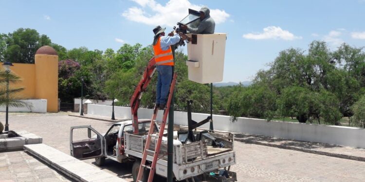 MODERNIZAN ALUMBRADO PÚBLICO EN LA DELEGACIÓN DE BOCAS￼