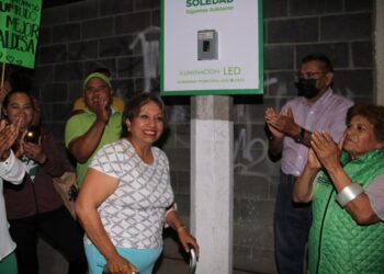 LEONOR NOYOLA ENTREGA LUMINARIAS EN AVENIDA CAMINO A SAN ISIDRO Y AVENIDA PROVIDENCIA