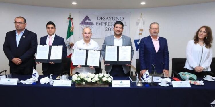 MUNICIPIO Y CANACO FIRMAN ACUERDO PARA REACTUVAR LA ECONOMIA DE LA CAPITAL ￼
