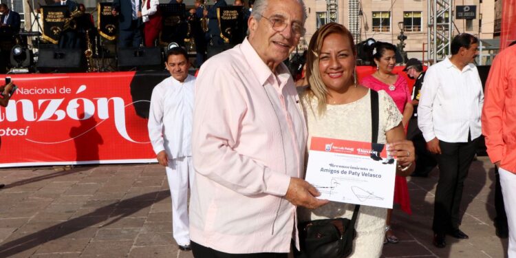 LLENARON LA PLAZA DE FUNDADORES DE DANZON