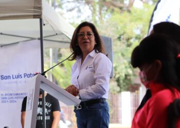 DIF MUNICIPAL ENTREGA EN LA PILA LENTES PARA  NIÑOS Y NIÑAS ￼