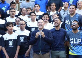 ALCALDE ENTREGA MATERIAL Y APOYOS A ATLETAS QUE REPRESENTARÁN A SLP A NIVEL NACIONAL