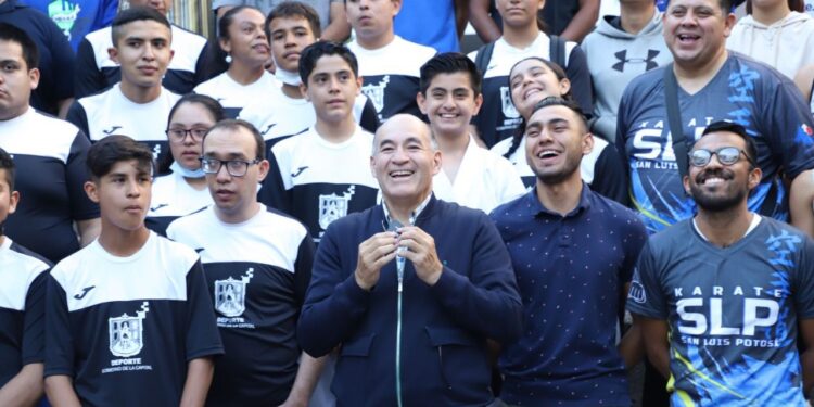 ALCALDE ENTREGA MATERIAL Y APOYOS A ATLETAS QUE REPRESENTARÁN A SLP A NIVEL NACIONAL