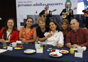 EMOTIVO FESTEJO PARA LOS ADULTOS MAYORES ￼