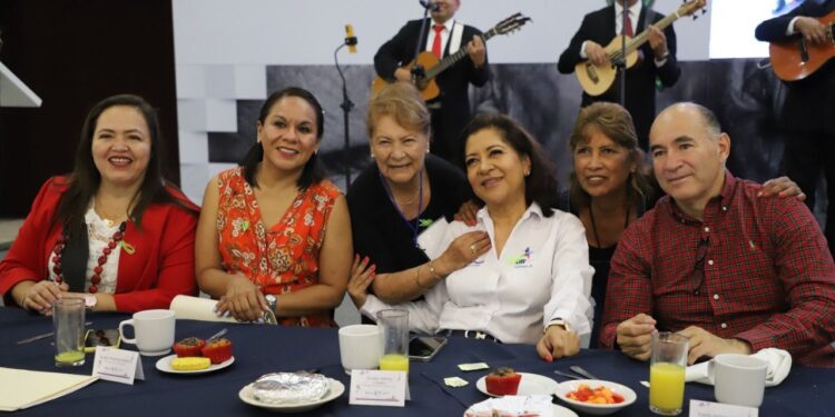 EMOTIVO FESTEJO PARA LOS ADULTOS MAYORES ￼