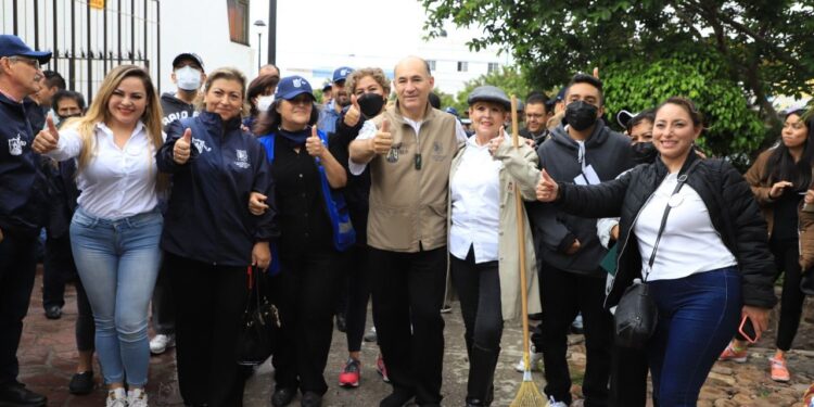 ALCALDE ATIENDE DE PRIMERA MANO LAS NECESIDADES DE HABITANTES DE LA COLONIA HIMNO NACIONAL