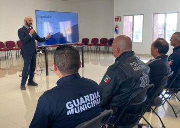 EX AGENTE DEL FBI IMPARTE CONFERENCIA A POLICIA MUNICIPAL