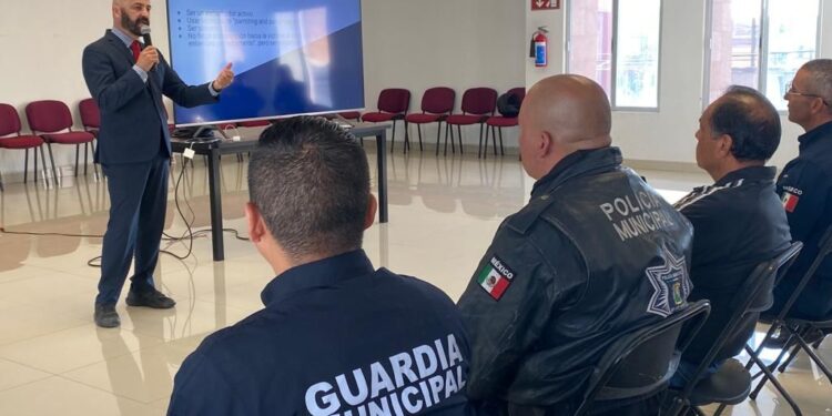 EX AGENTE DEL FBI IMPARTE CONFERENCIA A POLICIA MUNICIPAL