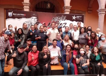 MICHEL MUÑOZ, ATLETA PARAOLÍMPICO DÁ CONFERENCIA A JÓVENES POTOSINOS