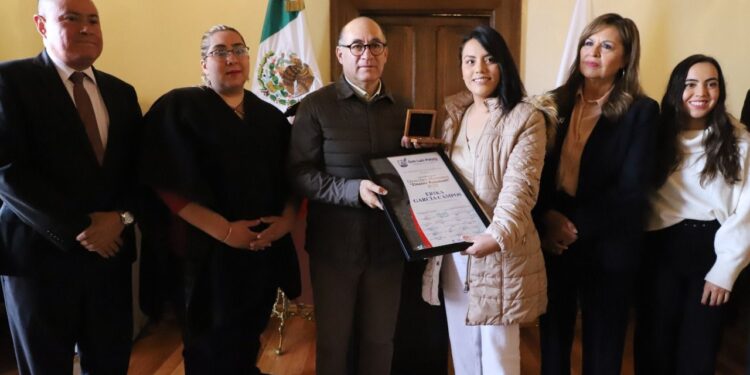 ALCALDE ENTREGA PREMIO MUNICIPAL DE DERECHOS HUMANOS  A ÉRIKA GARCÍA CAMPOS