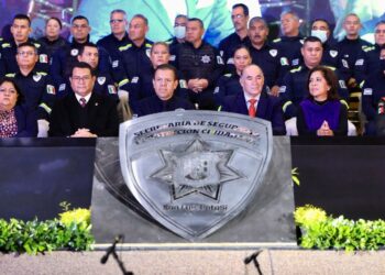 ALCALDE ENTREGA RECONOCIMIENTOS A POLICIAS MUNICIPALES EN SU DIA