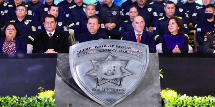 ALCALDE ENTREGA RECONOCIMIENTOS A POLICIAS MUNICIPALES EN SU DIA