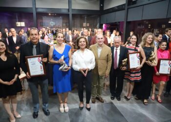 CUATRO EMPRESAS POTOSINAS RECIBEN DEL ALCALDE EL DISTINTIVO COMUNIDAD FUTURO 2023