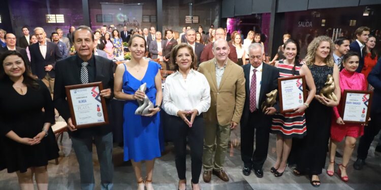 CUATRO EMPRESAS POTOSINAS RECIBEN DEL ALCALDE EL DISTINTIVO COMUNIDAD FUTURO 2023