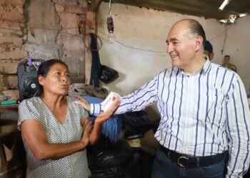 GALINDO ENTREGA PANELES SOLARES A FAMILIAS DE LA COLONIA BARRÓN EN LA PILA