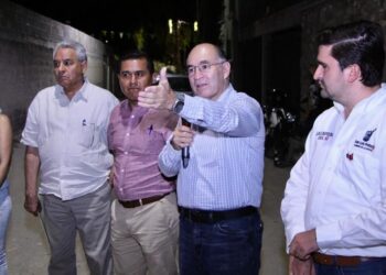 ALCALDE INAUGURA ALUMBRADO TÁCTICO Y ANUNCIA NUEVA PAVIMENTACIÓN EN LOS SALAZARES