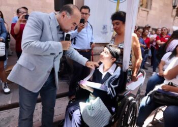 ALCALDE ENTREGA TABLETS A EGRESADOS DE LAS PREPARATORIAS MUNICIPALES