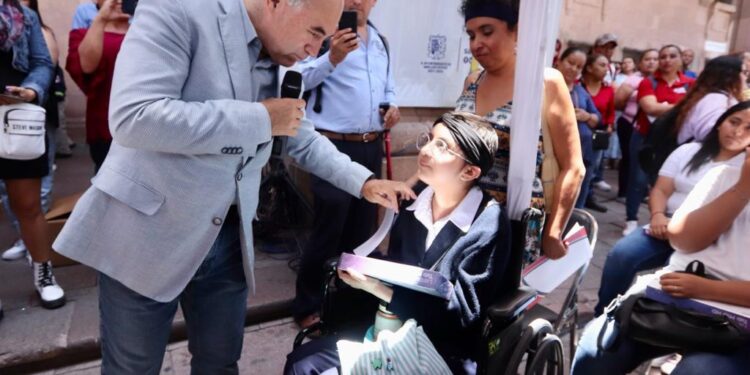 ALCALDE ENTREGA TABLETS A EGRESADOS DE LAS PREPARATORIAS MUNICIPALES