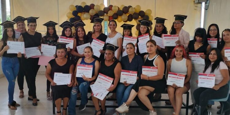 RECONOCEN A PARTICIPANTES DE LOS TALLERES DEL CENTRO COMUNITARIO DE DESARROLLO PROGRESO