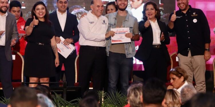ENTREGA ALCALDE PREMIOS MUNICIPALES DE LA JUVENTUD 2023