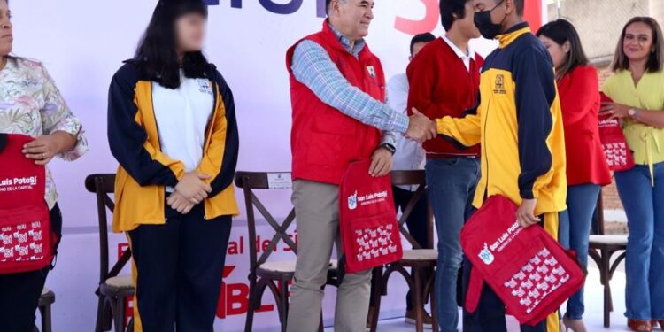 ENTREGA GALINDO MOCHILAS PARA ESTUDIANTES EN ESTE REGRESO A CLASE
