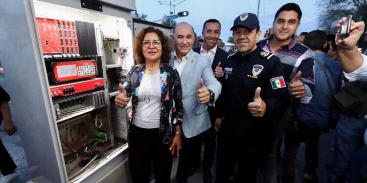 ALCALDE REALIZA EL ENCENDIDO SIMBOLICO DEL NUEVO SISTEMA DE SEMAFORIZACION INTELIGENTE DE LA CIUDAD