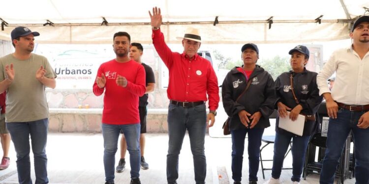 ALCALDE LLEVA SU DOMINGO DE PILAS A LA COLONIA SAN JUANICO EL CHICO