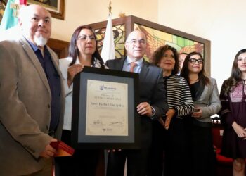 ALCALDE ENTREGA PRESEA AL MÉRITO CULTURAL