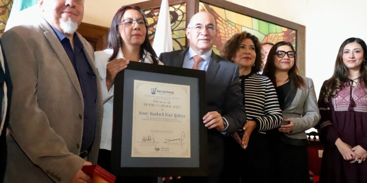 ALCALDE ENTREGA PRESEA AL MÉRITO CULTURAL