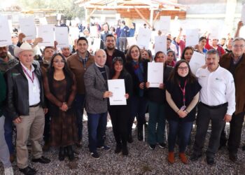ALCALDE ENTREGAS ESCRITURAS DE CASAS DE LA COLONIA LOS LIMONES