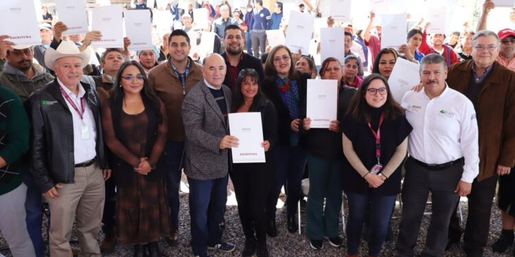 ALCALDE ENTREGAS ESCRITURAS DE CASAS DE LA COLONIA LOS LIMONES