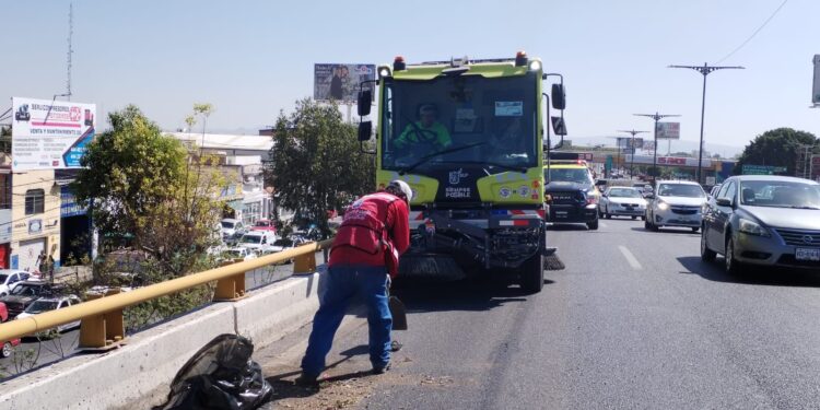 MUNICIPIO REALIZA LIMPIEZA EN AVENIDA SALVADOR NAVA